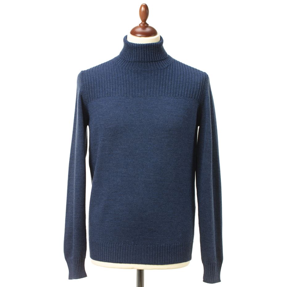 Шерстяной приталенный свитер синего цвета