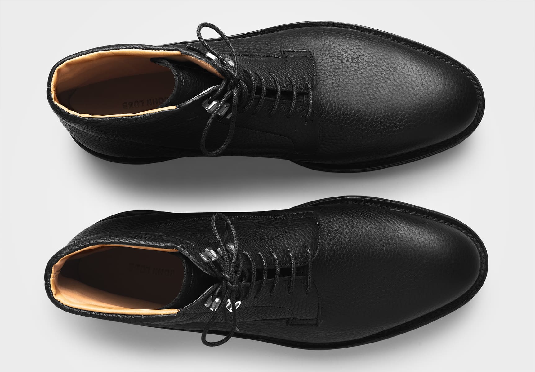 Ботинки со шнуровкой из фактурной кожи черного цвета