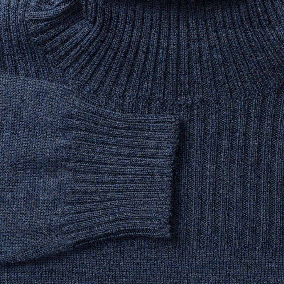Шерстяной приталенный свитер синего цвета