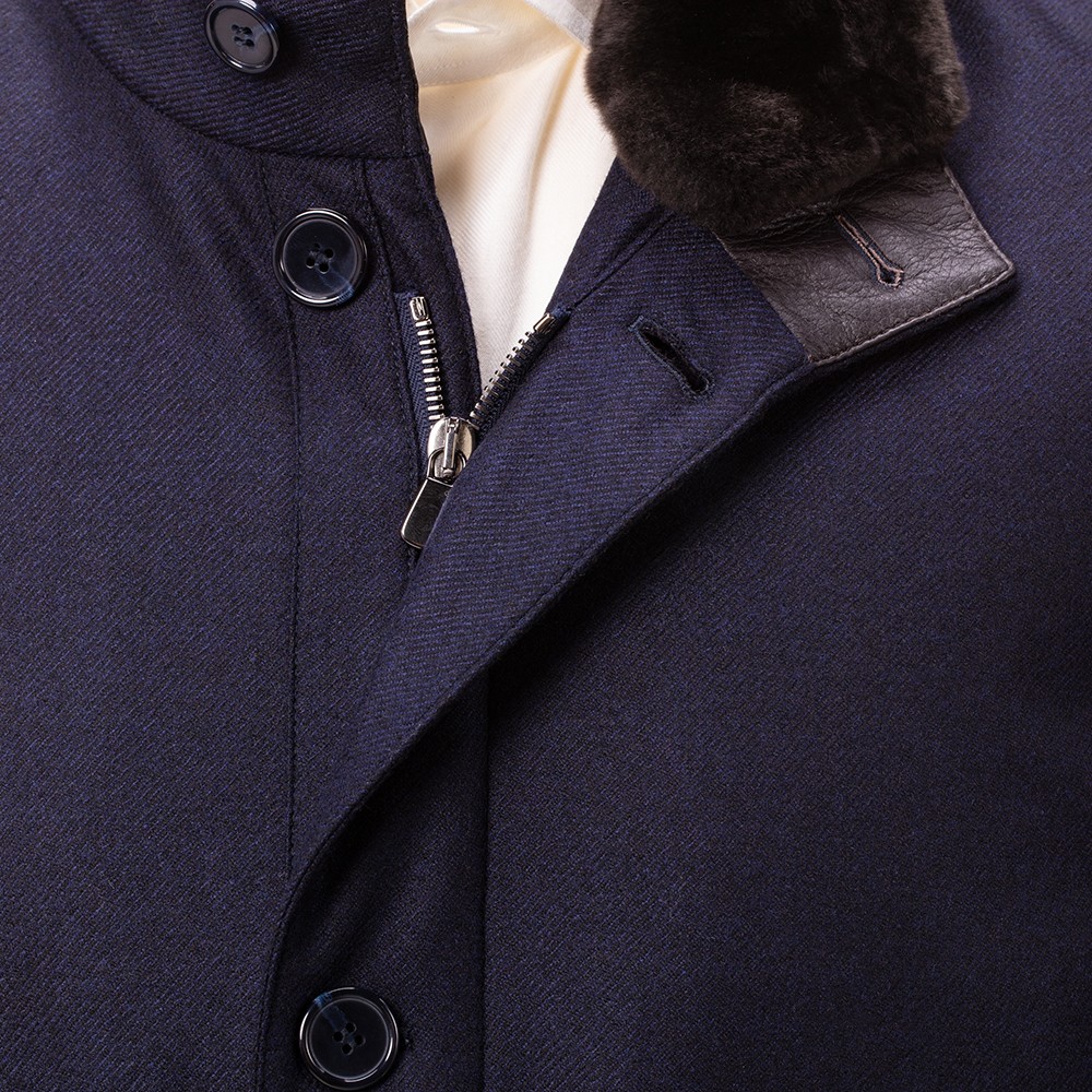 Шерстяное пальто из водоотталкивающей ткани с меховым воротником