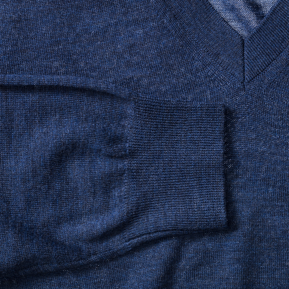 Классический шерстяной пуловер синего цвета